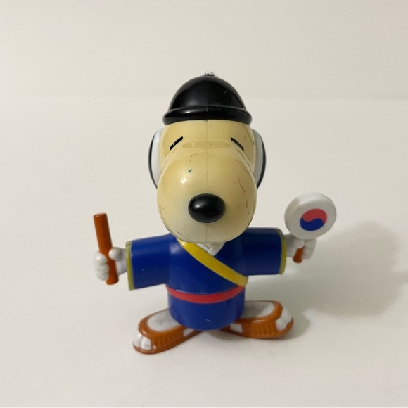Snoopy World Tour Korea Figure Toy - Picture 2 of 13